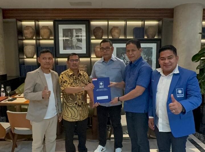 Ketua DPP PAN Epyardi Asda menyerahkan B1KWK PAN kepada Adi Gunawan dan Romi Siska Putra.