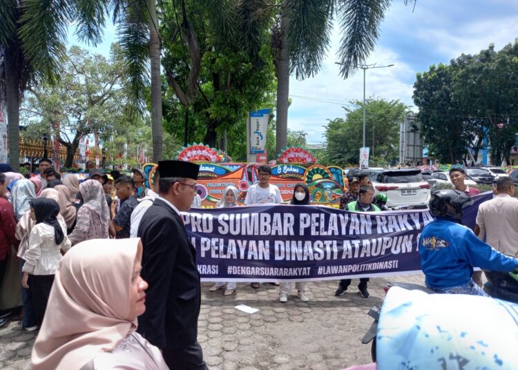 Koalisi Masyarakat Sipil Sumatera Barat melakukan unjuk rasa saat pelantikan anggota DPRD Sumbar terpilih, Rabu (28/8) (Foto: Habil Ramanda/Sumbarkita.id)