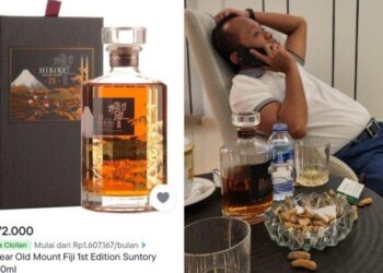 Viral di media sosial foto mirip Menteri ESDM dan Ketua Umum Partai Golkar, Bahlil Lahadalia dengan sebotol whisky Jepang merek Hibiki seharga Rp 38,5 juta.