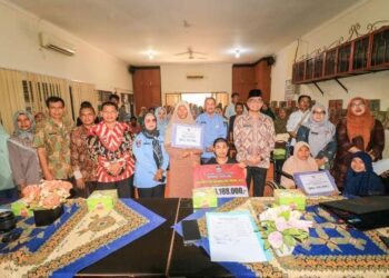 Dinsos Padang salurkan bantuan sosial kepada penyandang disabilitas dan lansia (foto: Info Publik)