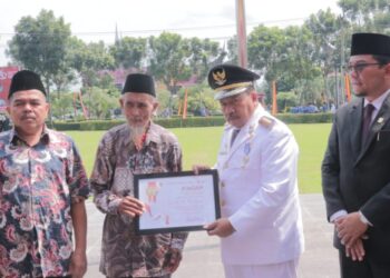 Bupati Agam, Andri Warman memberikan penghargaan kepada kakek Tulih pada peringatan HUT ke-79 RI, Sabtu (17/8).