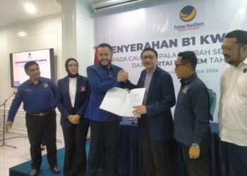 Ketua DPW Partai Nasdem Sumatera Barat Fadly Amran menyerahkan persetujuan Parpol Model B1 KWK kepda pasangan bakal calon Bupati dan Wakil Bupati Pesisir Selatan Hendrajoni dan Risnaldi Ibrahim.