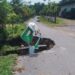 Kondisi jalan amblas di Seberang Tarok, Nagari Lakitan Tengah, Kecamatan Lengayang, Pesisir Selatan.