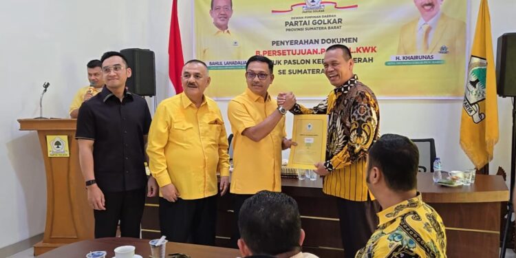 Foto: Genius Umar menerima dokumen persetujuan dukungan B1 KWK dari Ketua DPD Golkar Sumbar, Khairunas.