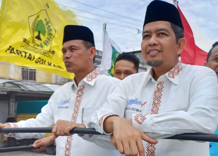 Genius Umar-Muhammad Ridwan mendaftar ke KPU untuk maju Pilkada Kota Pariaman.