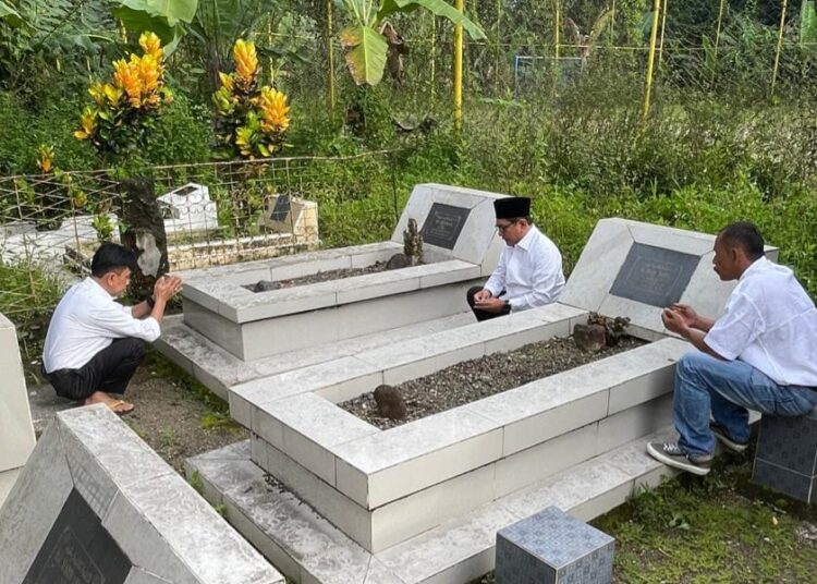 John Kenedy Azis berziarah ke makam kedua orang tuanya sebelum daftar ke KPU Padang Pariaman untuk Pilkada.