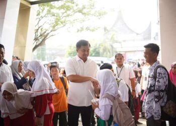 Bupati Dharmasraya, Sutan Riska Tuanku Kerajaan saat menghadiri acara Peringatan Hari Anak Nasional.