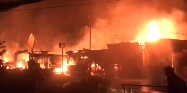 Kebakaran di Pasar di Sungai Sariak, Padang Pariaman, Jumat (9/8).