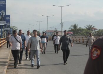 Proses pengecekkan TKP penemuan mayat Afif Maulana oleh Tim Dokter Forensik dan pihak berwenang.