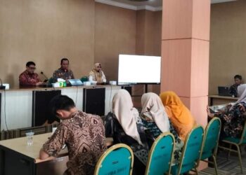 Kepala Dinas Kominfo Dharmaraya, Rovanly Abdams bersama narasumber PT DSI saat pelaksanaan Bimtek Petugas Layanan Darurat 112 di Pulau Punjung.