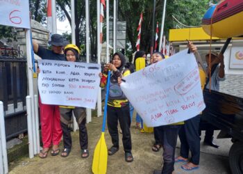 Atlet FAJI Sumbar saat unjuk rasa di depan Kantor KONI Sumbar, Selasa (20/8).