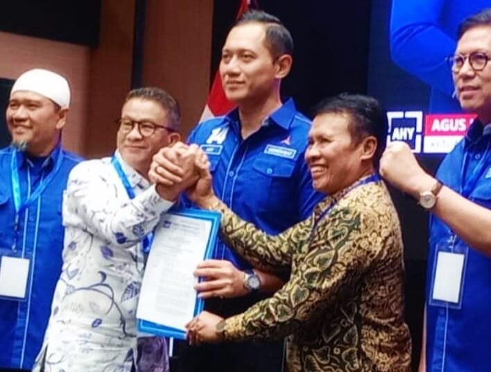 Ketua Umum DPP Partai Demokrat Agus Harimurti Yudhoyono menyerahkan rekomendasi untuk pasangan Nasrul Naga-Eri pada Jumat (23/8).