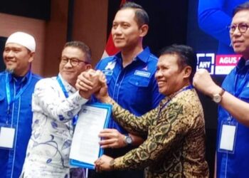 Ketua Umum DPP Partai Demokrat Agus Harimurti Yudhoyono menyerahkan rekomendasi untuk pasangan Nasrul Naga-Eri pada Jumat (23/8).