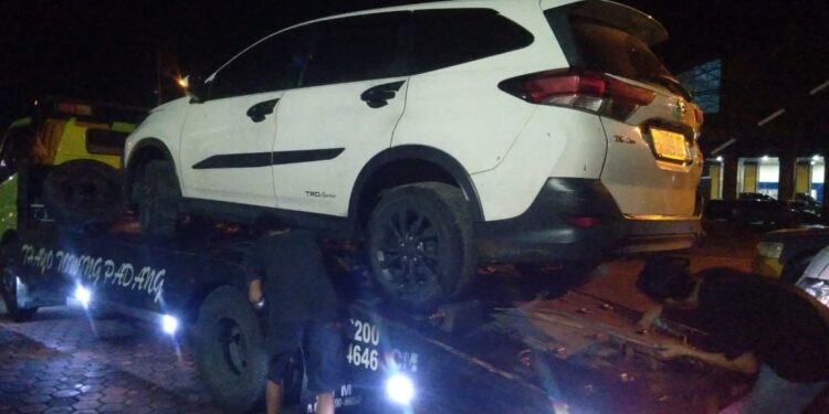 Mobil yang digunakan pelaku saat merampok mobil pengisian ATM Rp5,6 miliar diamankan polisi (foto: Sumbarkita)