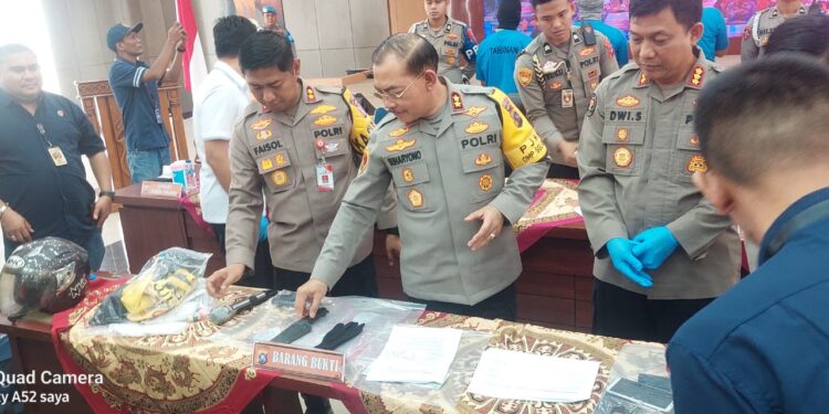 Jumpa pers Polda Sumbar terkait kasus perampokan mobil pengisian ATM di Padang Pariaman (foto: Sumbarkita)