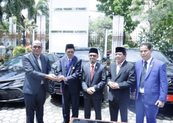 Proses penyerahan aset pimpinan DPRD Sumbar periode 2019-2024 ke Sekretariat DPRD.