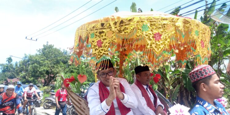 Hendri Septa-Hidayat mendaftar ke KPU untuk Pilkada Kota Padang.