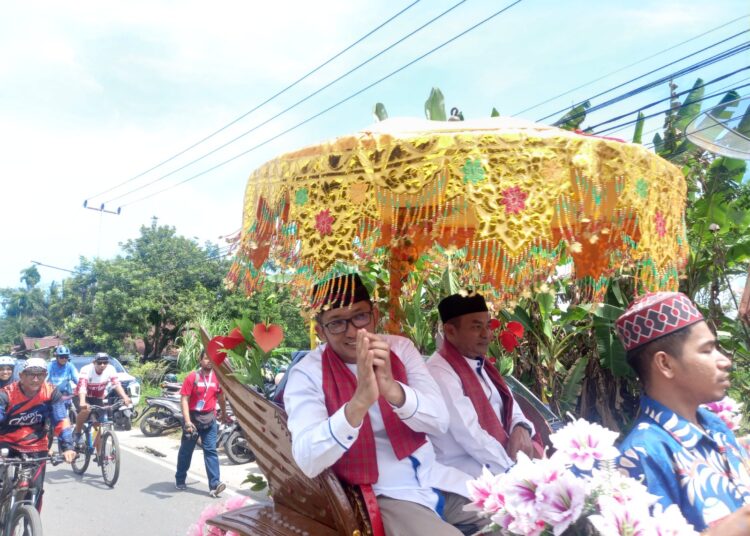 Hendri Septa-Hidayat mendaftar ke KPU untuk Pilkada Kota Padang.