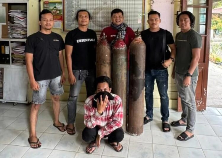 Polisi mengamankan pelaku dan barang bukti tabung oksigen hasil curian.