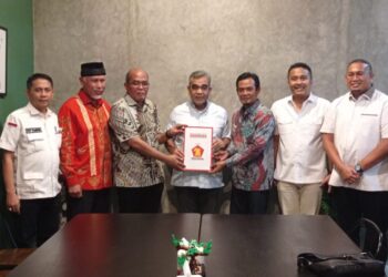 Sekretaris Jenderal Gerindra Ahmad Muzani menyerahkan surat rekomendasi kepada Supardi-Tri Venidra untuk Pilkada Kota Payakumbuh 2024.