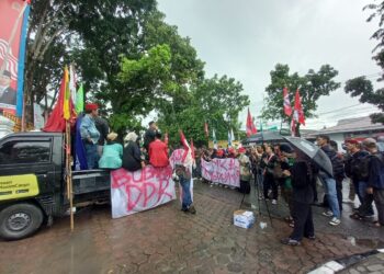 Hari kedua demo tolak RUU Pilkada dan Kawal Putusan MK di DPRD Sumbar, Jumat (23/8)