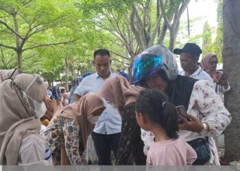 Foto: Salah satu oknum wali nagari di Pesisir Selatan ikut menghadiri acara deklarasi dan pendaftaran Rusma Yul Anwar dan Nasta Oktavian (RA-NAsta) ke KPU setempat.