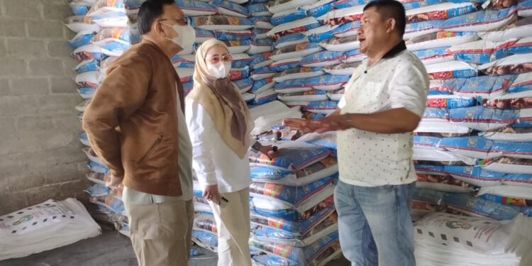 Mantan bupati Pesisir Selatan Hendrajoni bersama istri Lisda Hendrajoni Anggota DPR RI saat mengunjungi pabrik pupuk organik Green Skay milik Alburades yang beralamat di Jalan Ujung Tanjung, Kenagarian Sago Salido, Kecamatan IV Jurai.