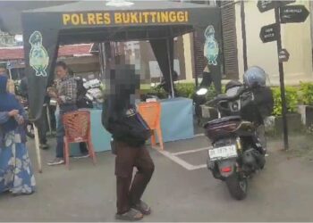 Korban bersama orang tua melapor ke Polresta Bukitinggi, Rabu (7/7).