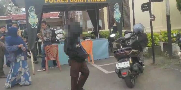 Korban bersama orang tua melapor ke Polresta Bukitinggi, Rabu (7/7).