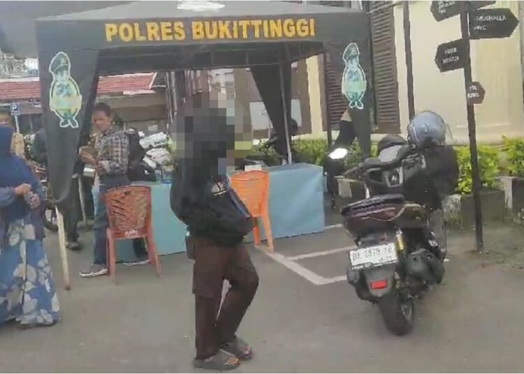 Korban bersama orang tua melapor ke Polresta Bukitinggi, Rabu (7/7).