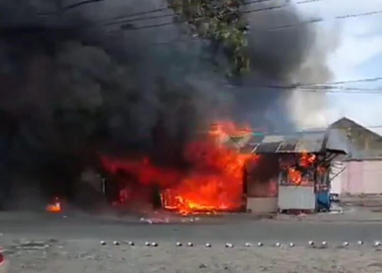 kebakaran di Pasar Tabing Kota Padang, Minggu (25/8).