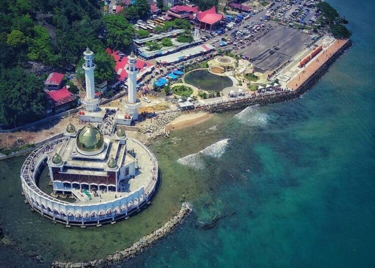 Masjid Terapung Samudra Ilahi di tepi Pantai Carocok Painan, Pesisir Selatan (foto: travelingyuk)