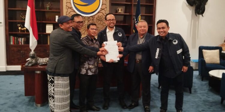 Bakal Calon Bupati Dharmasraya, Adi Gunawan saat menerima surat rekomendasi yang diserahkan langsung oleh Sekjen DPP Partai NasDem, Hermawi Taslim di Jakarta pada Rabu (31/7)