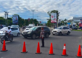 Jalur Simpang Lamun Ombak Padang ditutup, Rabu (28/8).