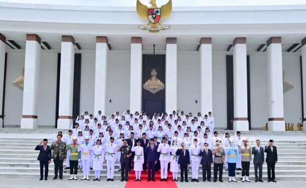 Presiden Joko Widodo berfoto bersama anggota Paskibraka 2024 seusai upacara pengukuhan di Istana Negara, Ibu Kota Nusantara (IKN), Kalimantan Timur, Selasa (13/8/2024). - (Biro Pers Istana)