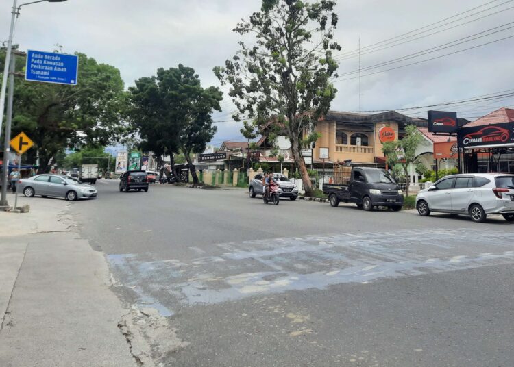 Garis dan plang penanda batas aman perkiraan tsunami yang ada di depan SPBU di Jalan Sawahan Padang