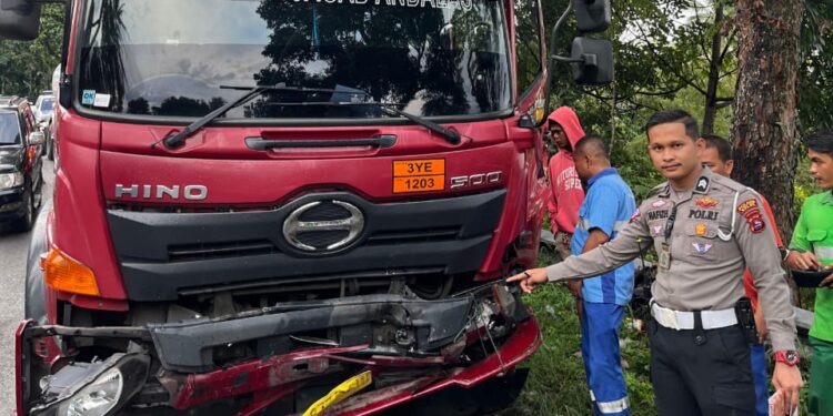 Truk adu kambing dengan minibus di Aro Talang Solok