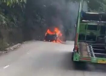 Mobil terbakar di Sitinjau Lauik Padang, Minggu (1/9)