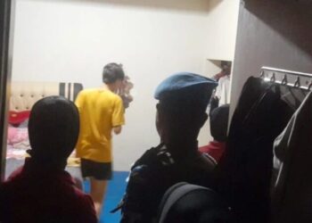 Petugas Satpol PP menemukan seorang pria di dalam kamar wanita saat razia kos-kosan,