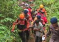 Proses evakuasi korban longsor tambang emas di Nagari Sungai Abu, Kecamatan Hiliran Gumanti, Kabupaten Solok, Sumatera Barat, Minggu (29/9/2024) (Foto: Kantor SAR Padang)