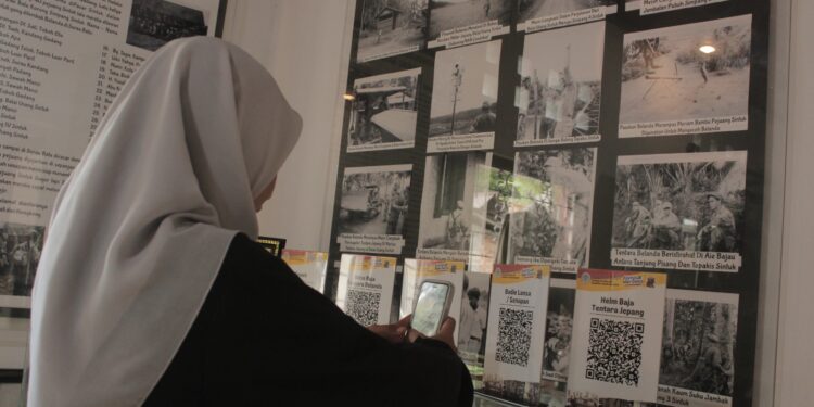 Foto: Seorang pengunjung menggunakan barcode untuk mengakses informasi di Museum Perang Sintuk, Senin (23/9). F/Habil