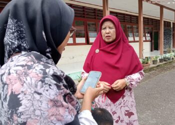 Guru Bahasa Indonesia almarhum Nia di Institut National Safi'i (INS) Kayu Tanam (Foto: Sumbarkita/Rehasa)