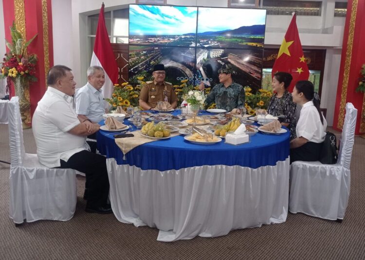 Penjabat (Pj) Wali Kota Padang, Andree Algamar makan siang bersama dengan Konsul Jenderal (Konjen) Republik Rakyat Tiongkok di Medan, Mr. Zhang Min di rumah dinas Wali Kota Padang, Senin (2/9/2024).