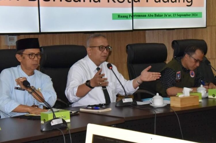Pj Wali Kota Padang Andree Algamar memimpin rapat persiapan HKB Kota Padang di Balai Kota Padang, Jumat (13/9).