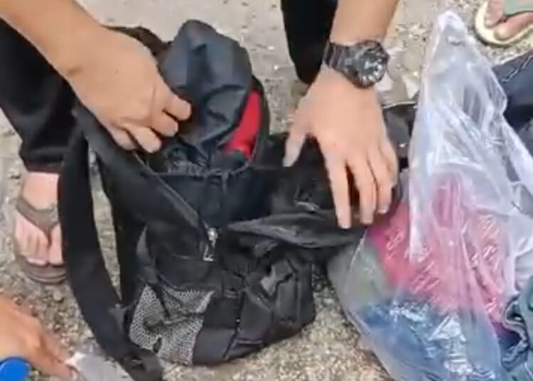 Polisi menemukan tas ransel berisi sejumlah perlengkapan diduga milik pelaku pembunuhan Nia Kurnia Sari, Minggu (15/9).