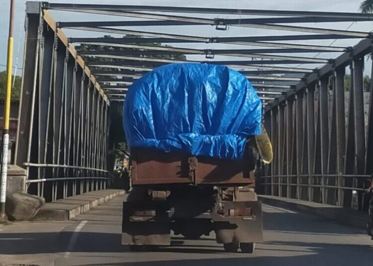 Truk pengangkut sampah di Padang telah gunakan terpal penutup.