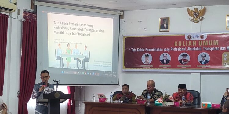 Asiten I Bidang Pemerintahan dan Kesra Kota Padang, Edi Hasymi saat memberikan Kuliah Umum di Fakultas Ilmu Sosial dan Ilmu Politik (Fisipol) Universitas Ekasakti (foto: Diskominfo Padang)