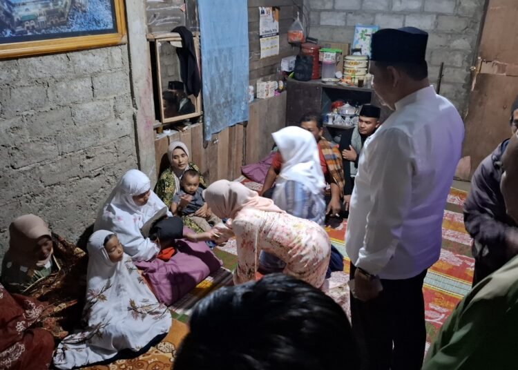 Epyardi Asda bersama Emiko melayat ke rumah duka di Talang Babungo, Kecamatan Hiliran Gumanti Kabupaten Solok.