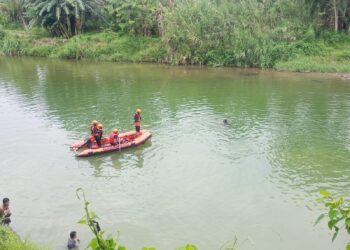 Basarnas Padang melakukan pencarian korban hilang tenggelam di Sungai Banda Gadang, Kelurahan Banda Gadang, Kecamatan Nanggalo, Kota Padang pada Kamis (5/9).