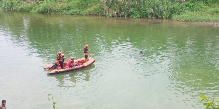 Basarnas Padang melakukan pencarian korban hilang tenggelam di Sungai Banda Gadang, Kelurahan Banda Gadang, Kecamatan Nanggalo, Kota Padang pada Kamis (5/9).